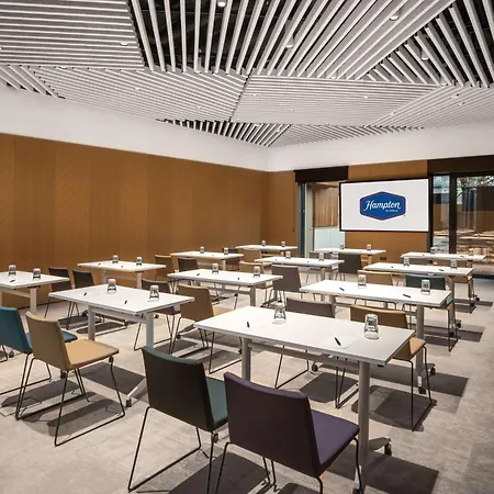 Готель Hampton By Hilton