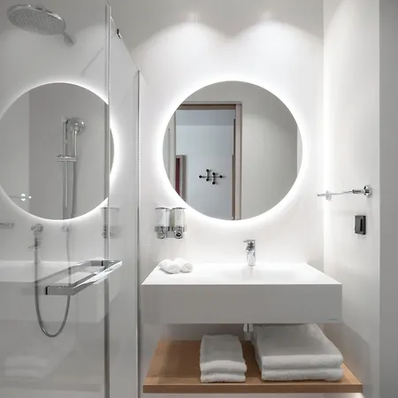 Hotell Hampton By Hilton 4*